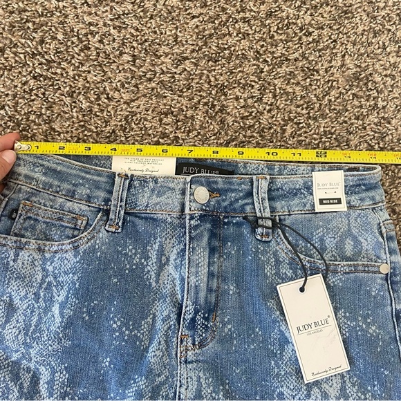 Judy Blue Medium mid rise snakeskin cut off frayed shorts NWT - Picture 2 of 4